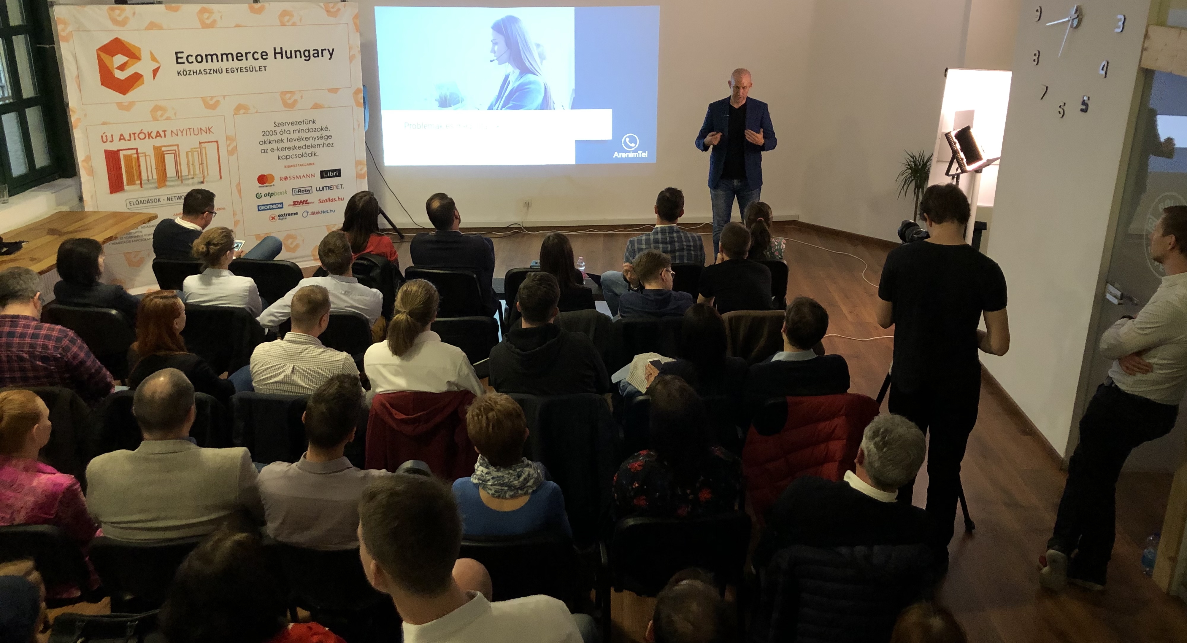 Szabolcs Kun presenting ArenimTel at an eCOM event